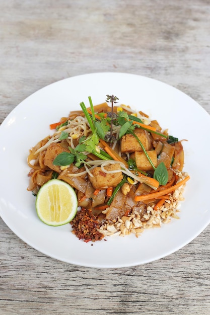 Pad Thai légumes frais du jardin nouilles de pâtes servies dans un plat isolé sur fond gris vue latérale