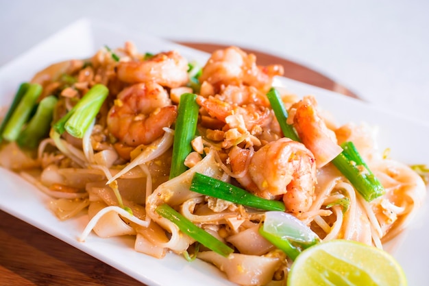 Pad thai nouilles aux crevettes sautées cuisine asiatique pâtes