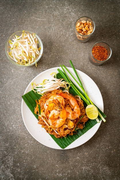 Pad Thai - nouilles de riz sautées aux crevettes - cuisine thaïlandaise