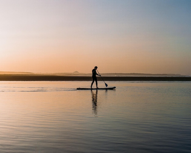 Paddle Boarder sur la plage