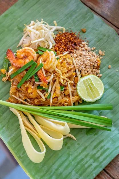 PadThai Le traditionnel de la Thaïlande Nouilles sautées aux crevettes sur la feuille de bananier prêt à servir pour le déjeuner