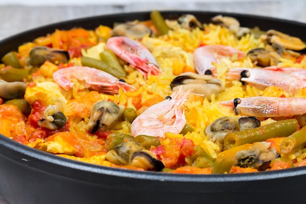 Paella aux fruits de mer et légumes dans une casserole