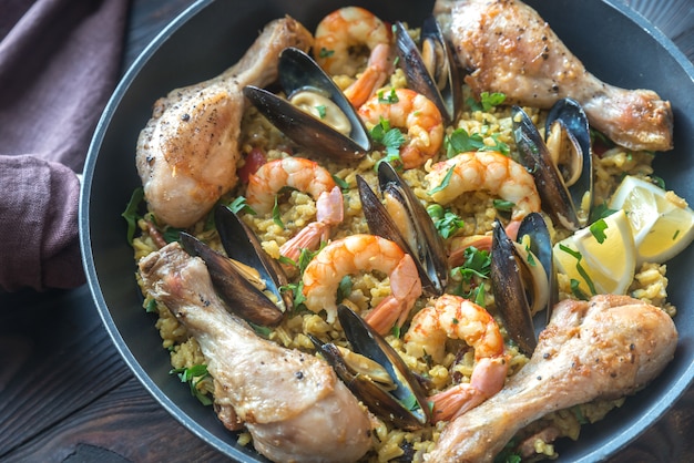 Paella aux fruits de mer avec poulet dans la poêle