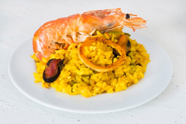 Paella cuisine espagnole typique en arrière-plan de granit