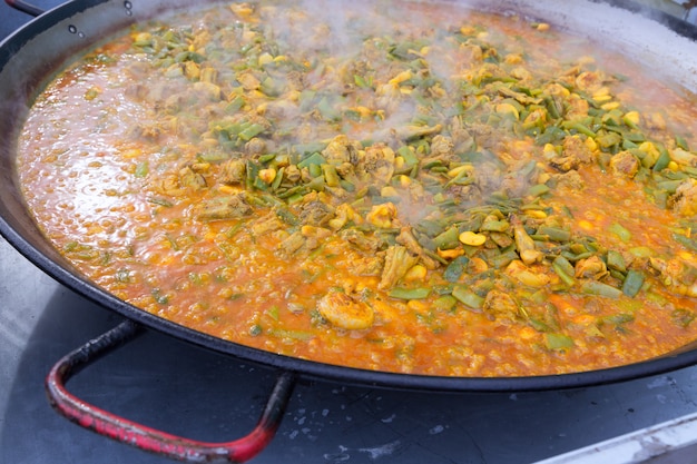 Paella de cuisine typique de Valence Espagne recette avec du riz