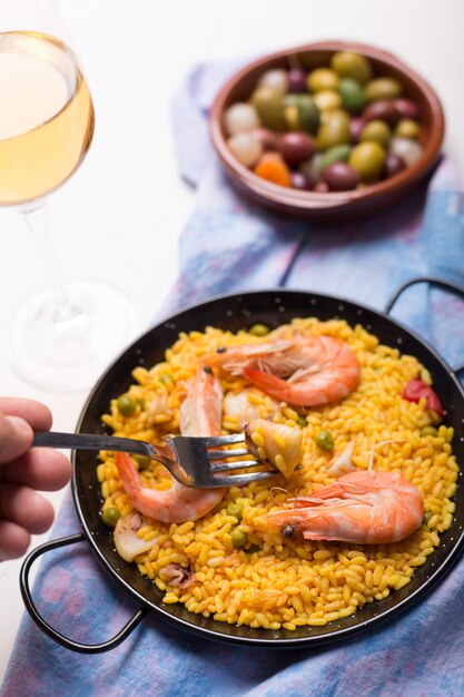 Paella espagnole traditionnelle aux fruits de mer. Préparé dans une poêle traditionnelle