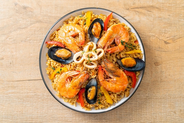 Paella de fruits de mer aux crevettes, palourdes, moules sur riz au safran - cuisine espagnole