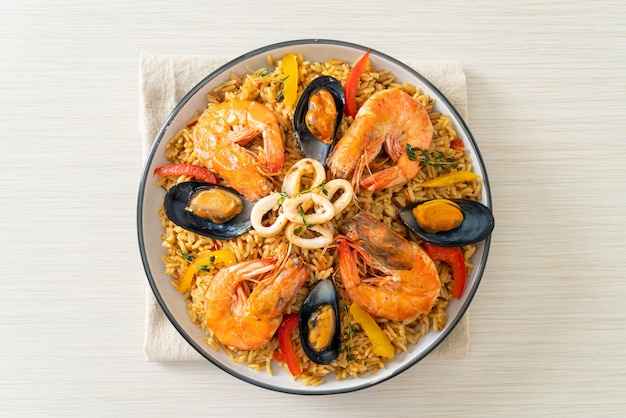 Paella de fruits de mer aux crevettes, palourdes, moules sur riz au safran - style de cuisine espagnole