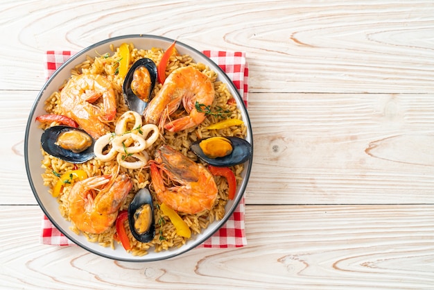 Paella de fruits de mer aux crevettes, palourdes, moules sur riz au safran - style de cuisine espagnole