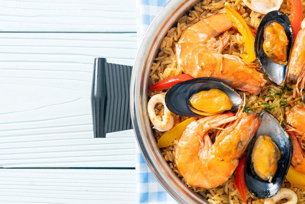 Paella de fruits de mer aux crevettes, palourdes, moules sur riz au safran - style de cuisine espagnole