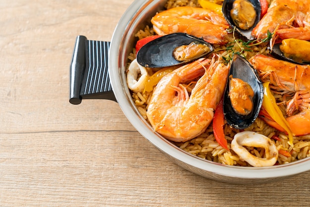 Paella de fruits de mer aux crevettes, palourdes, moules sur riz au safran - style de cuisine espagnole