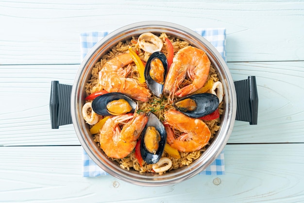 Paella de fruits de mer aux crevettes, palourdes, moules sur riz au safran - style de cuisine espagnole