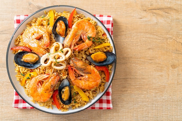 Paella de fruits de mer aux crevettes, palourdes, moules sur riz au safran - style de cuisine espagnole