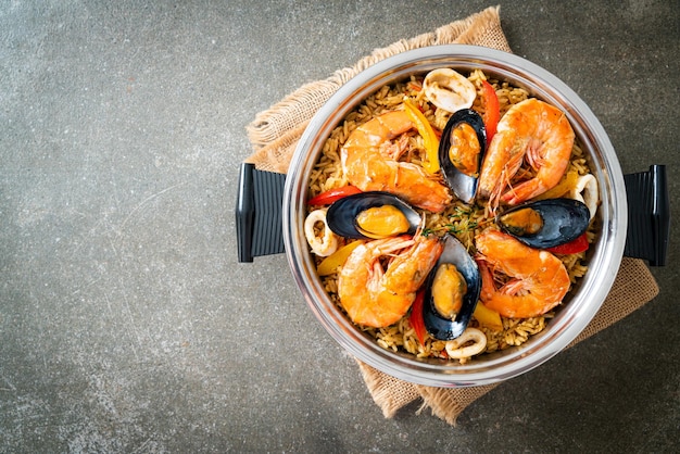 Paella de fruits de mer aux crevettes, palourdes, moules sur riz au safran - style de cuisine espagnole