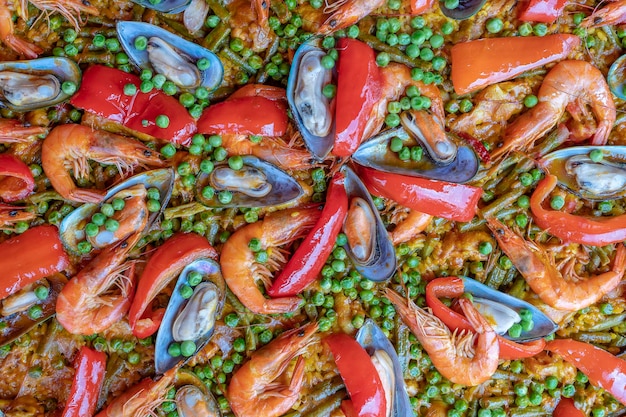 Photo paella de fruits de mer espagnole dans une poêle à frire avec des moules, des crevettes et des légumes