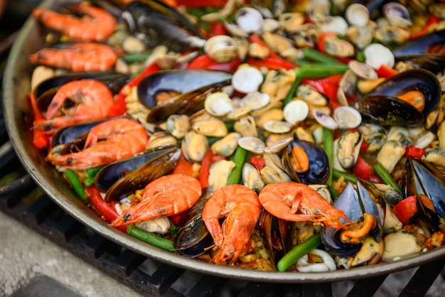 Paella En Préparation Sur Poêle Improvisé