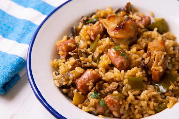 Paella de riz au lapin sauvage et légumes.