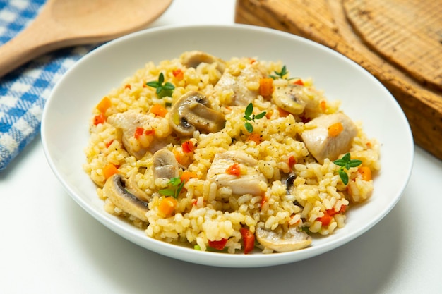 Paella de riz au poulet cuit au four avec des légumes. Recette traditionnelle espagnole.