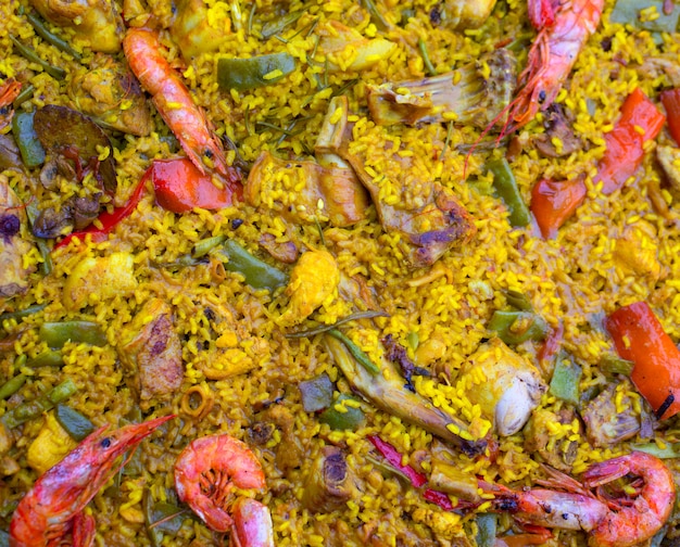 Paëlla de riz espagnol composée de viande et de fruits de mer