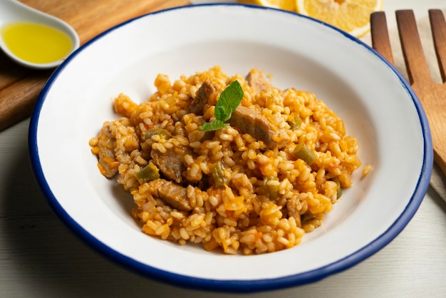 Paella de riz espagnol avec du lomb de porc ibérique