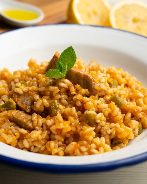 Photo paella de riz espagnol avec du lomb de porc ibérique