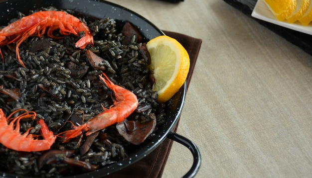 Paella De Riz Noir Au Calmar