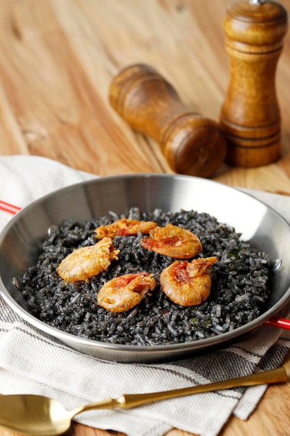 Paella de Riz Noir aux Crevettes