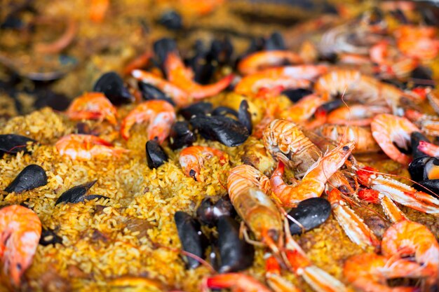 Paella Traditionnelle Aux Fruits De Mer Sur Un Marché. Tourné En Provence, France. Tourné Avec Mise Au Point Sélective