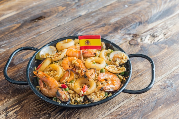 Paella typique de la cuisine espagnole