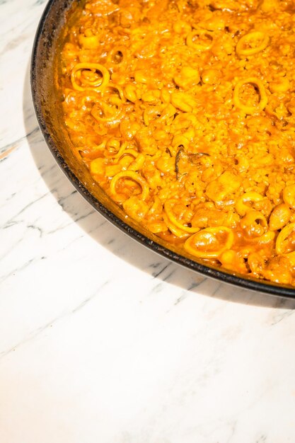 Paella valencienne à base de bois et de braises végétales Espagnol traditionnel méditerranéen