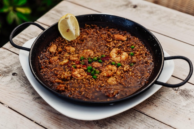 Une paella valencienne typique aux fruits de mer et au riz