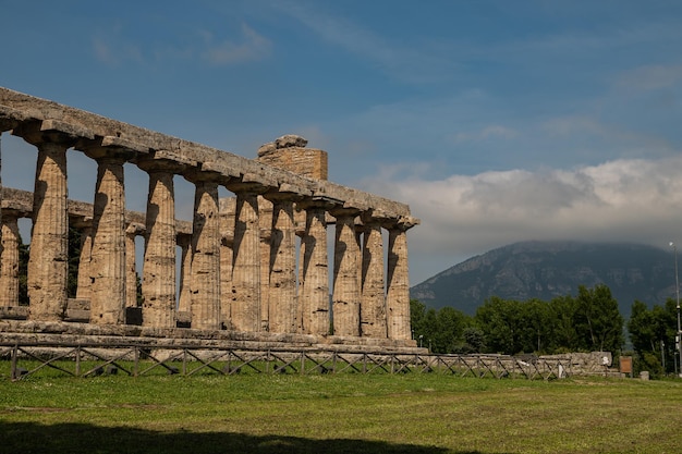 Paestum Poséidon colonie sibérienne à l'origine ancienne ville antique Le Temple d'Athéna est un bâtiment monumental avec des colonnes