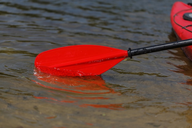 Pagaie rouge pour le rafting et le kayak