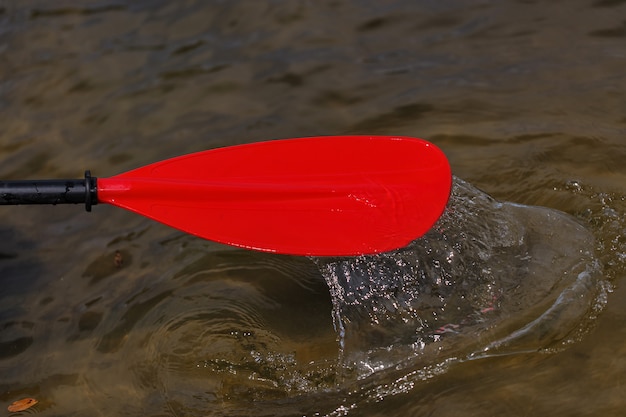 Pagaie rouge pour le rafting et le kayak