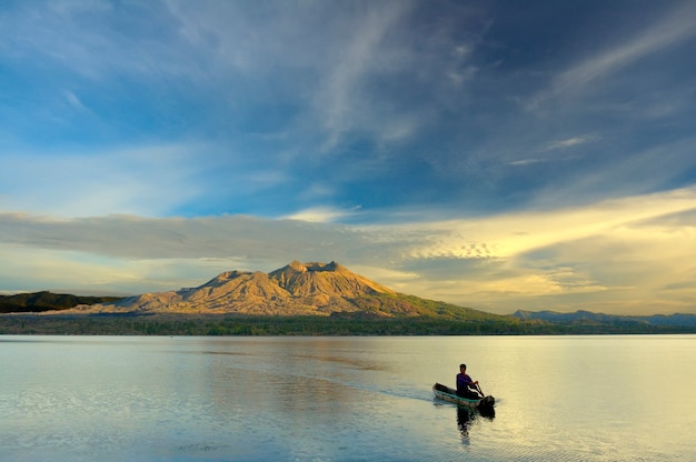 Photo pagayer dans une pirogue au lever du soleil