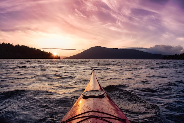 Pagayer en kayak de mer dans l'océan Pacifique