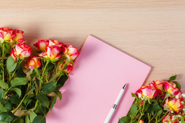 Page de bloc-notes vierge avec branche de fleur