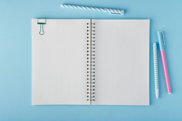 Page de bloc-notes vierge dans bullet journal sur bureau bleu vif