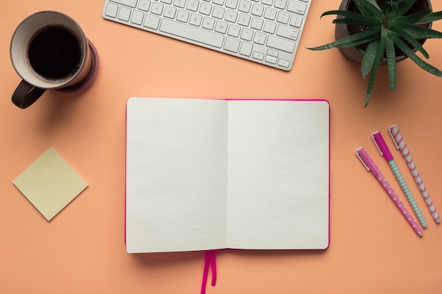 une page de cahier ouverte dans une table de bureau