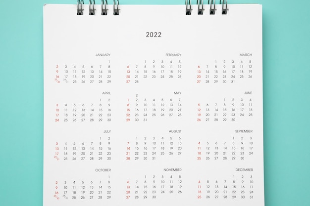 Photo page de calendrier 2022 sur fond bleu concept de réunion de rendez-vous de planification d'entreprise