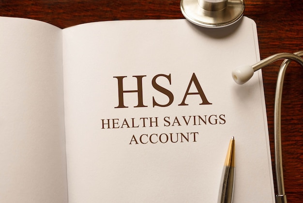 Page avec compte d'épargne santé HSA sur la table avec stéthoscope