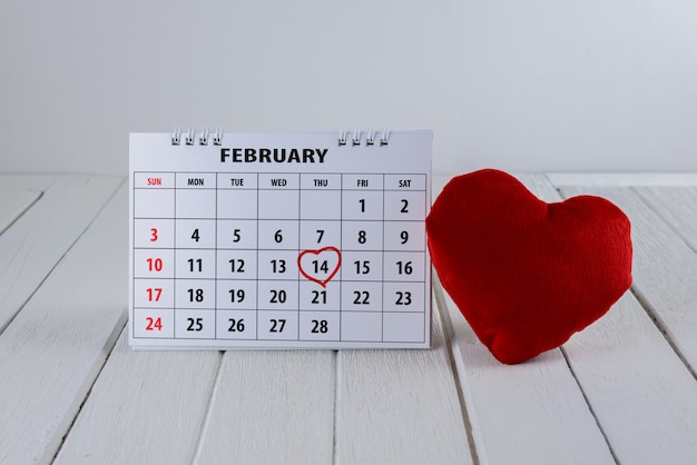 Page du calendrier avec une main rouge surlignée en coeur le 14 février de la Saint-Valentin