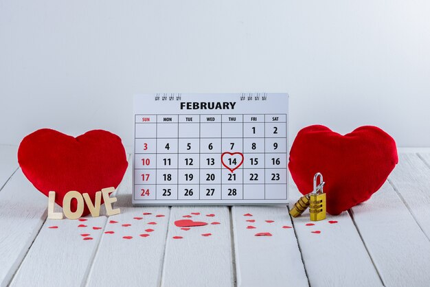 Page du calendrier avec une main rouge surlignée en coeur le 14 février de la Saint-Valentin