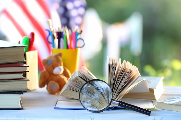 Page de pile de livres d'éducation en plein air