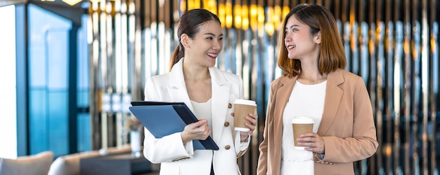 Page Web de bannière ou modèle de couverture de deux femmes d'affaires asiatiques parlant pendant la pause-café