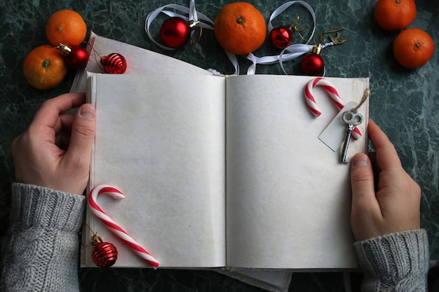 Des pages blanches ont ouvert un livre vintage sur un comptoir en marbre vert