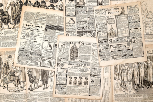 Pages de journaux avec publicité antique. Magazine de mode féminine Le Petit Echo de la Mode de 1919