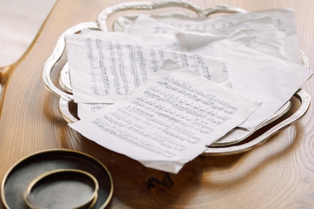 Pages de notes de musique éparpillées sur une table en bois