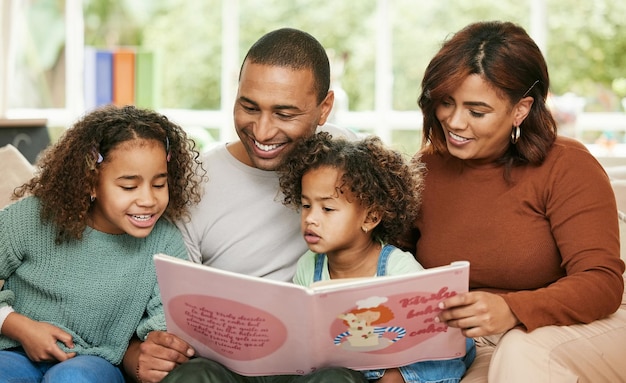 Ces pages racontent une histoire magique Photo d'une jeune famille lisant un livre à la maison