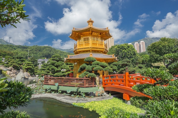 pagode en bois de teck doré au jardin de Nan Lian à Hong Kong